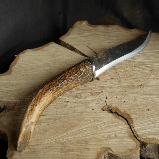 Couteau brut de forge, manche en bois de cerf.