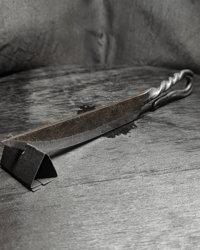 Couteau brut de forge en acier XC75.
