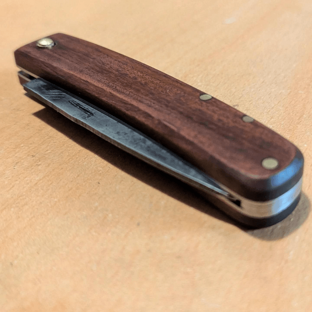 Couteau pliant à cran plat.