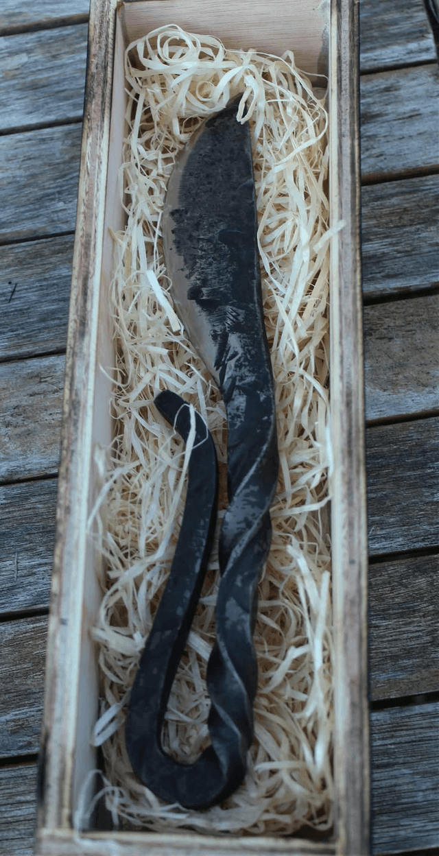 Couteau brut de forge en acier C70.


