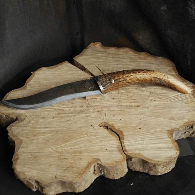 Couteau brut de forge, manche en bois de cerf.
