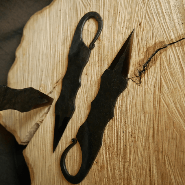 Couteaux de lancer/combat bruts de forge.
