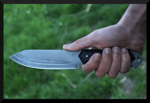 Couteau bushcraft forgé en acier XC75.