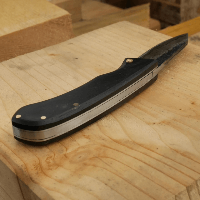 Couteau pliant à cran plat.