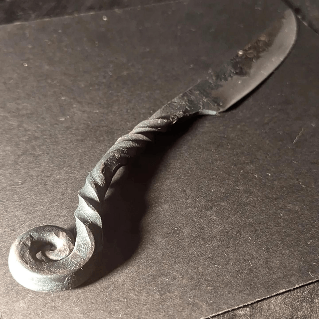 Couteau brut de forge en acier C70.