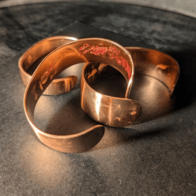 Bracelets forgés en cuivre.