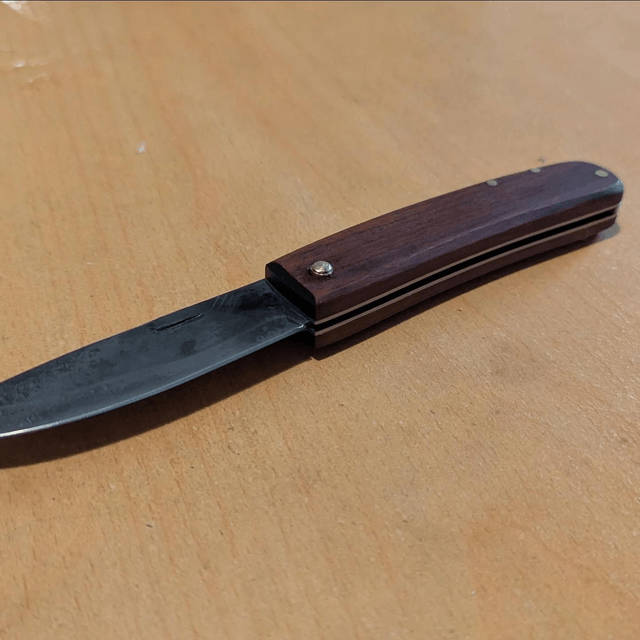 Couteau pliant à cran plat.