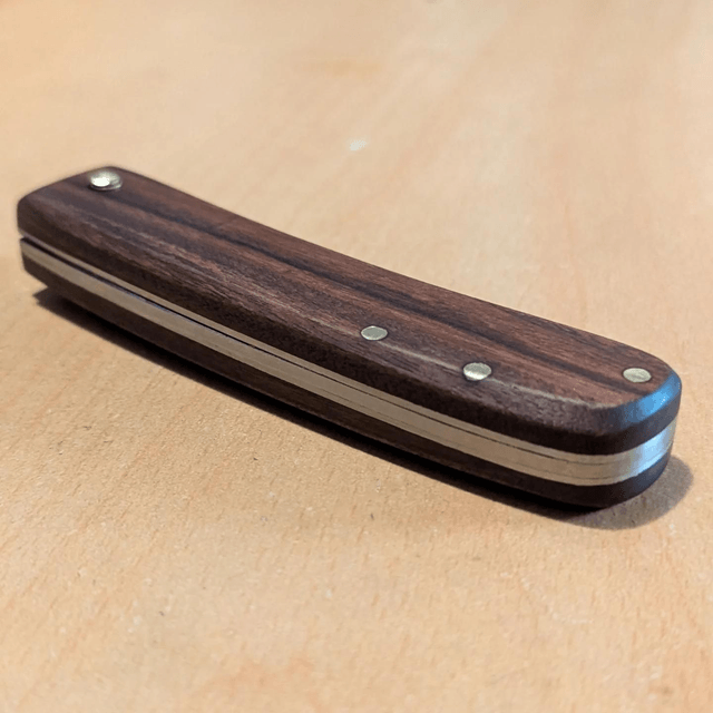 Couteau pliant à cran plat.