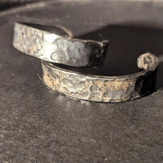 Bracelets bruts de forge.