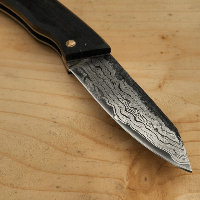 Couteau pliant à cran plat.