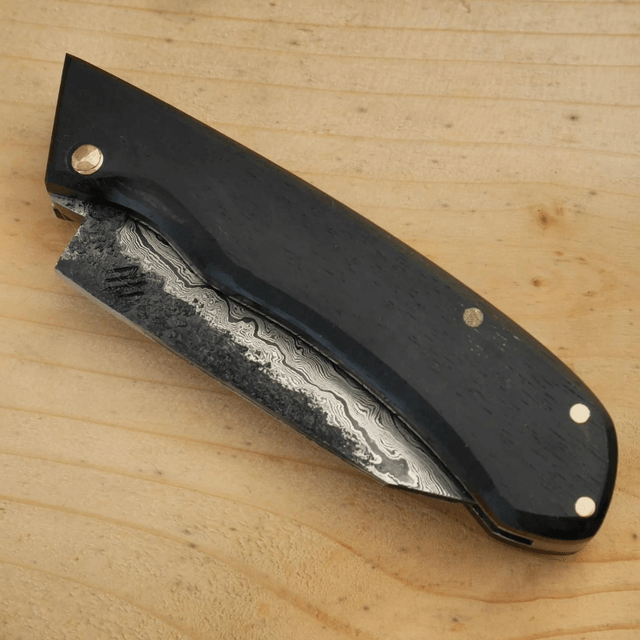 Couteau pliant à cran plat.