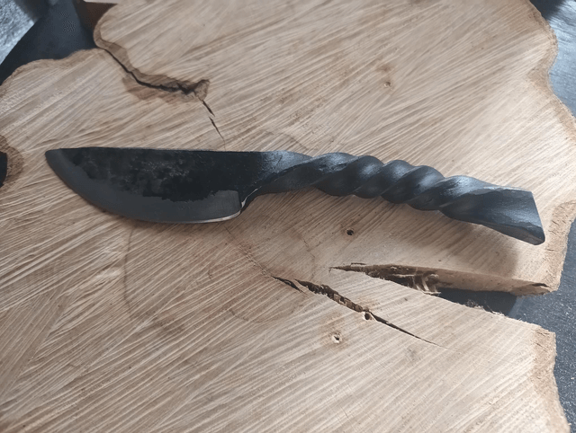 Couteau brut de forge.