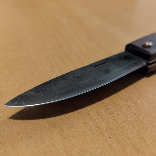 Couteau pliant à cran plat.
