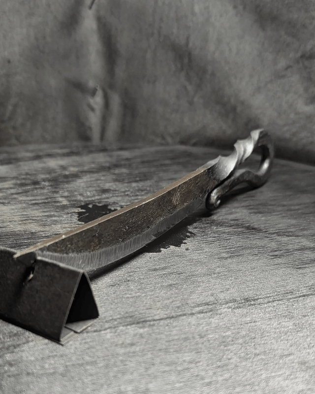 Couteau brut de forge en acier XC75.