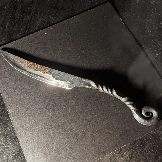 Couteau brut de forge en acier C70.