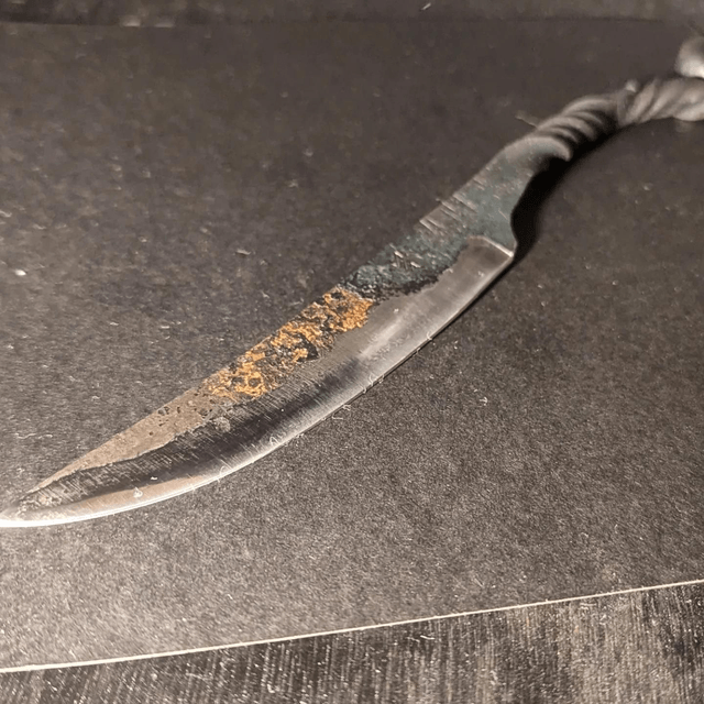 Couteau brut de forge en acier C70.