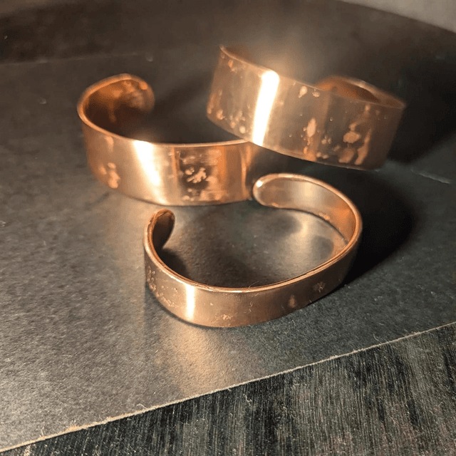 Bracelets forgés en cuivre.
