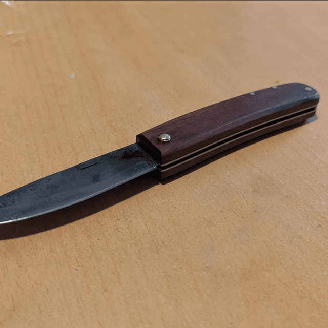 Couteau pliant à cran plat.