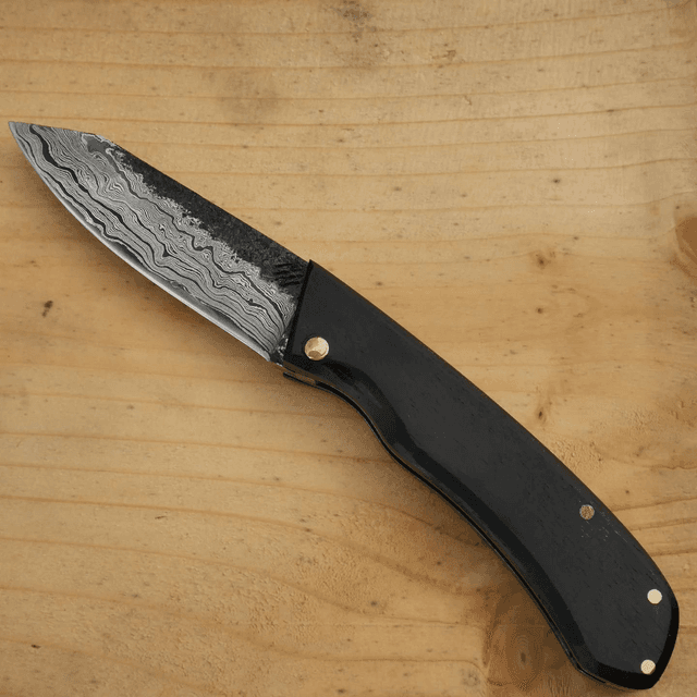 Couteau pliant à cran plat.