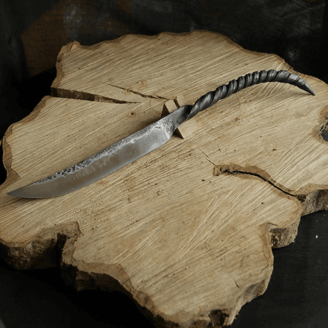 Couteau brut de forge en acier C70.