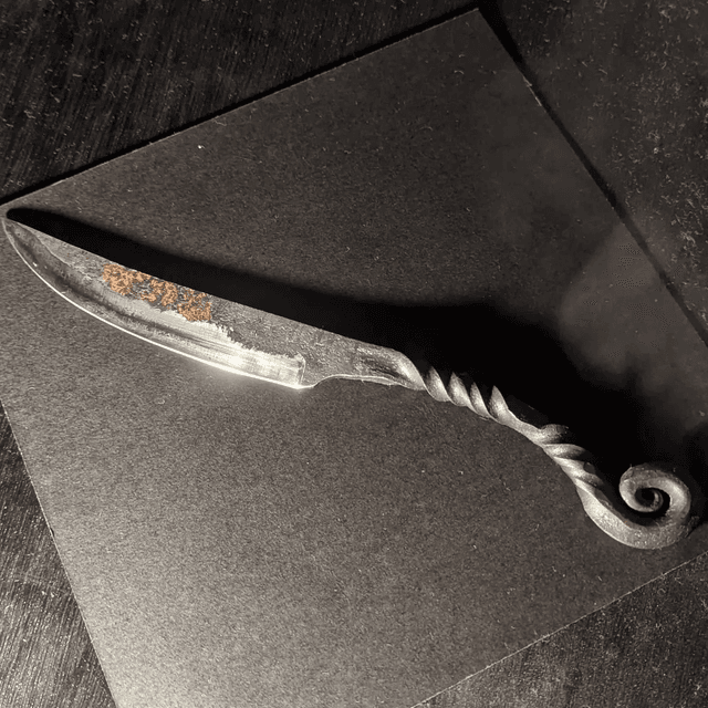 Couteau brut de forge en acier C70.